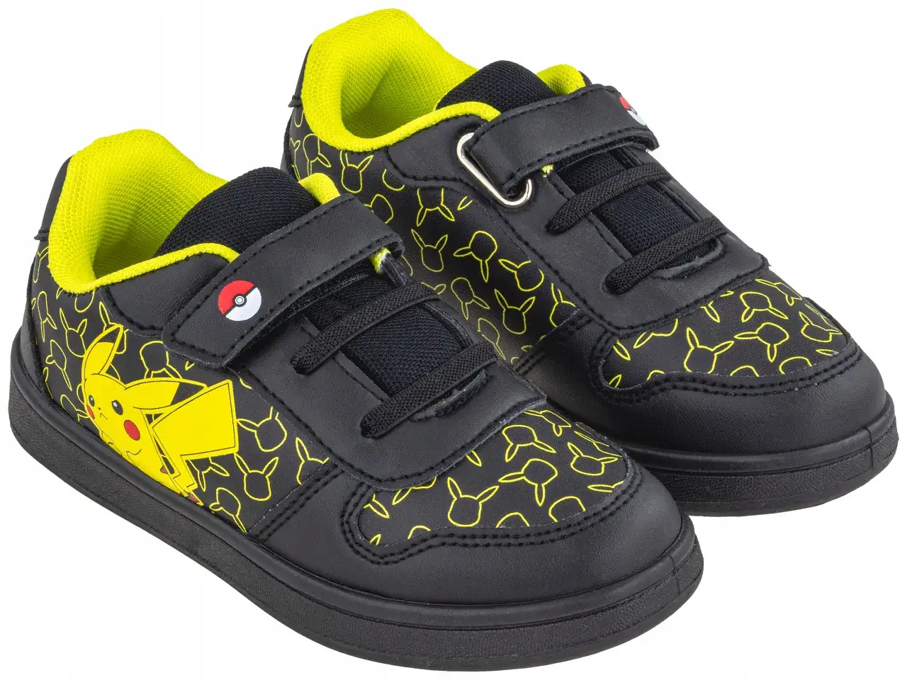 Czarne buty dziecięce adidas x Pokemon z Pikachu i motywem Pikachu.