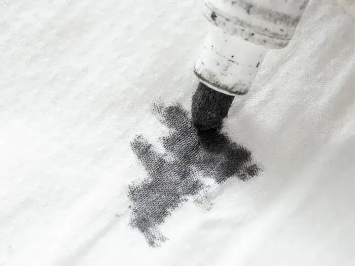 Zdjęcie Jak zmyć marker z bluzki? Skuteczne metody na uporczywe plamy