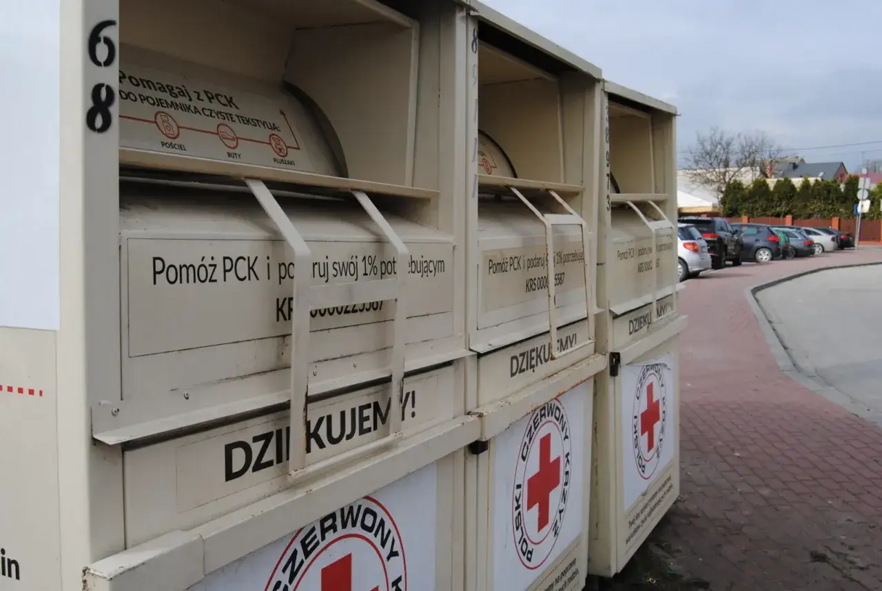 Kontenery na odzież PCK w Warszawie Woli. Pomóż potrzebującym, oddając ubrania, pościel i buty. Dziękujemy!