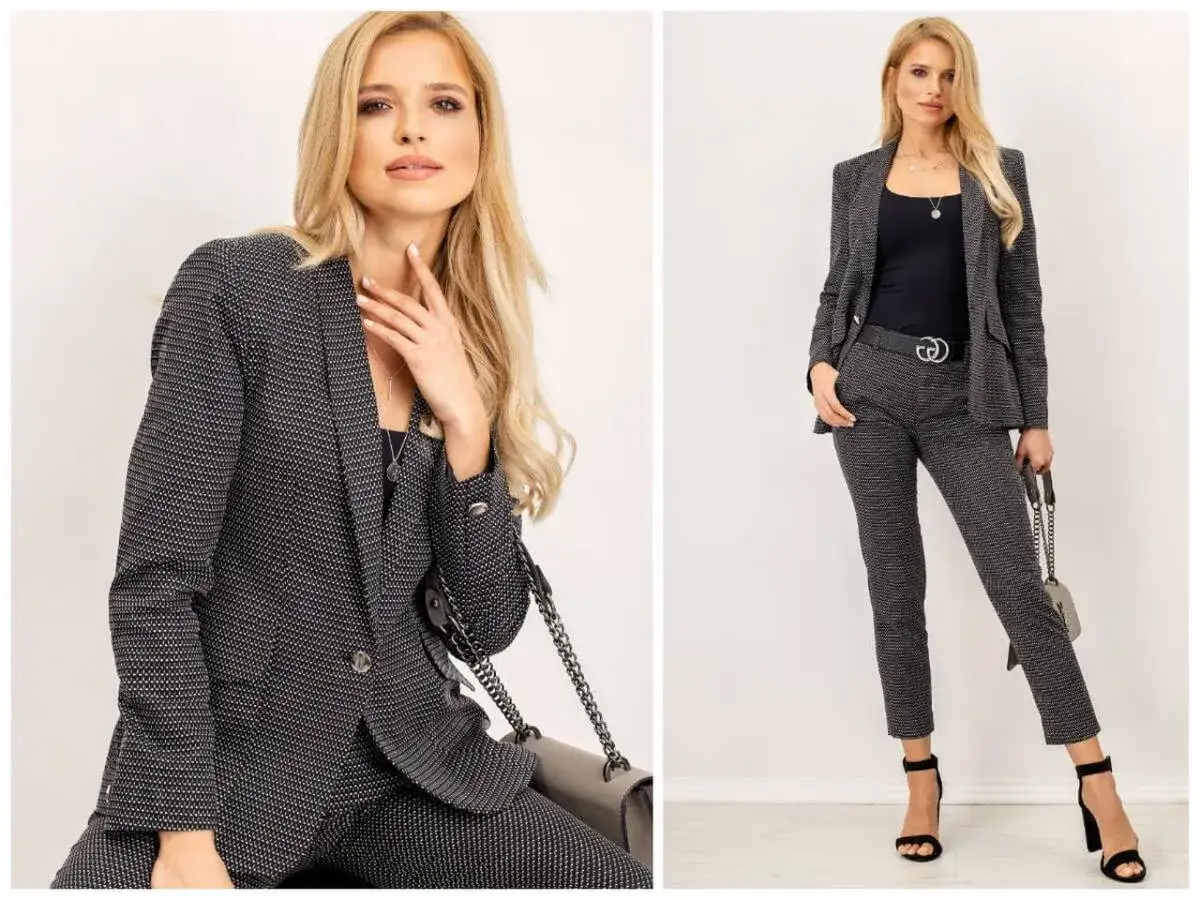 Elegancka kobieta w grafitowym garniturze w drobny wzór. Idealna stylizacja, jak się ubrać elegancko kobieta na specjalne okazje.