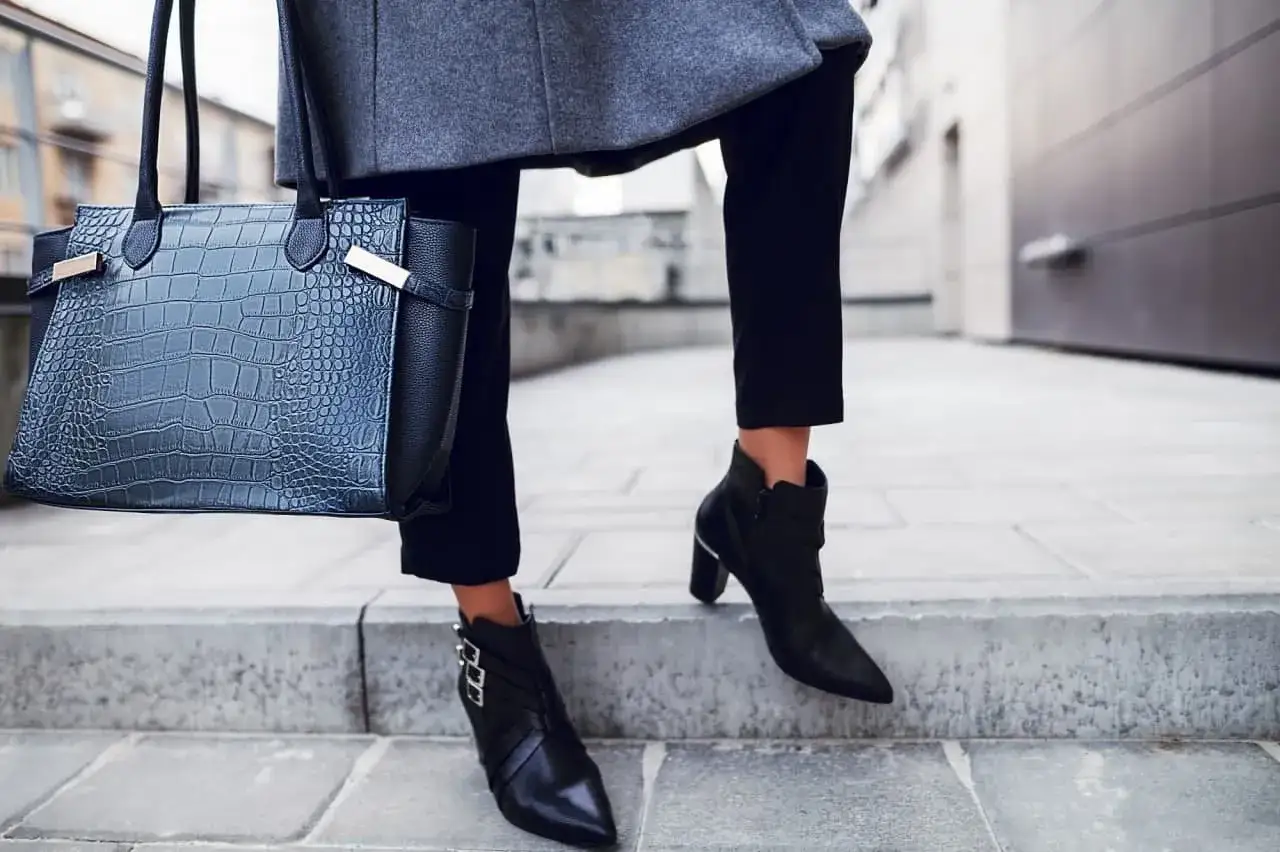 Elegancka stylizacja z czarną torebką i butami z czubkiem, które udowadniają, że są modne.