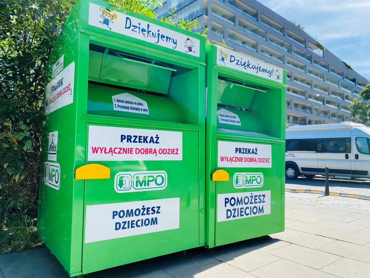 Zielone kontenery na odzież w Warszawie. Przekaż ubrania, pomożesz dzieciom.
