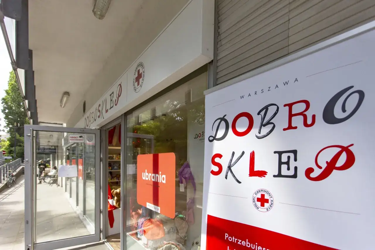 Dobro sklep na Ursynowie, gdzie oddać ubrania. Zobacz szyld i wejście do sklepu z odzieżą używaną.