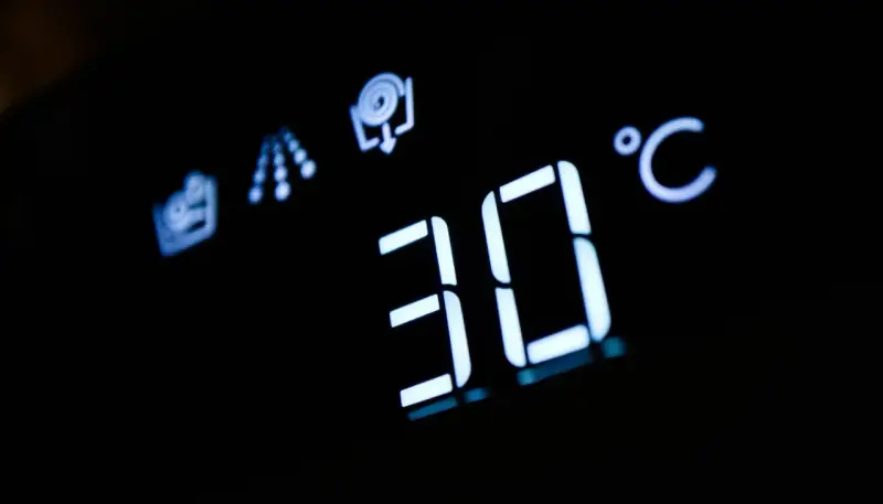 Wyświetlacz pokazuje 30°C. To dobra temperatura, w ilu stopniach prać ubrania, by były czyste i nie zniszczone.